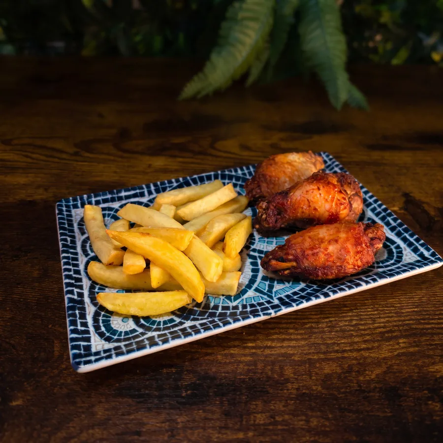 Chicken wings with chips at Mi Locura, Mairena del Aljarafe